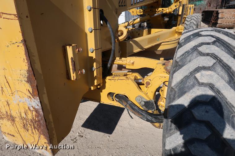 image for item DF3515 2004 John Deere 772CH motor grader