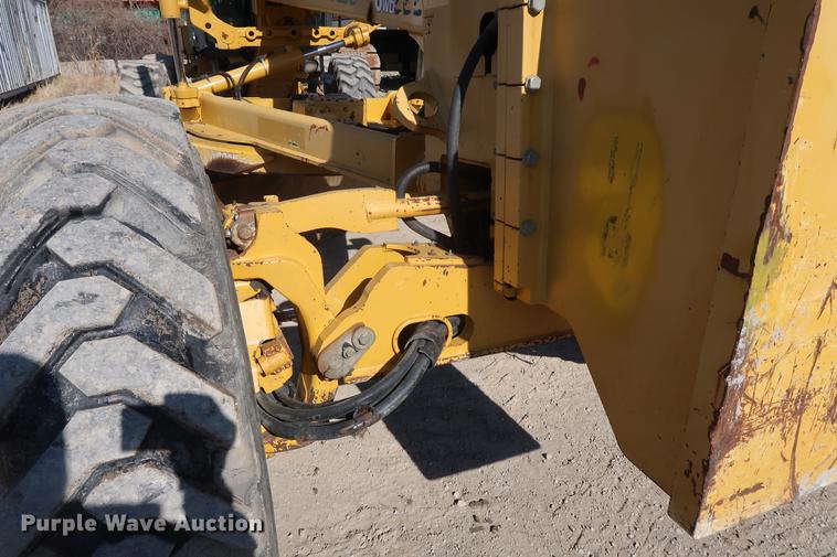 image for item DF3515 2004 John Deere 772CH motor grader