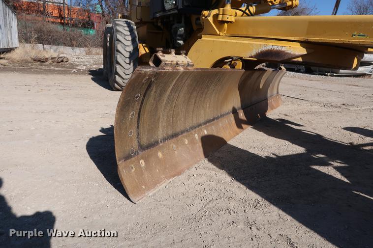 image for item DF3515 2004 John Deere 772CH motor grader