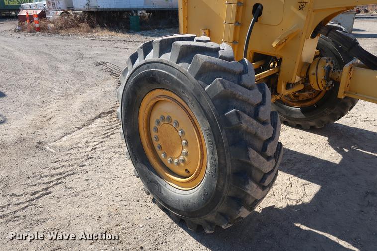 image for item DF3515 2004 John Deere 772CH motor grader