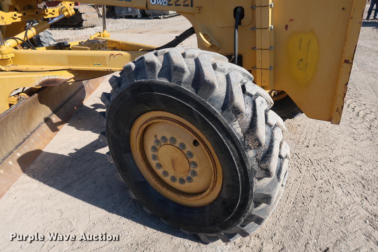 image for item DF3515 2004 John Deere 772CH motor grader