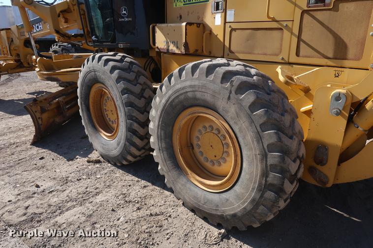 image for item DF3515 2004 John Deere 772CH motor grader