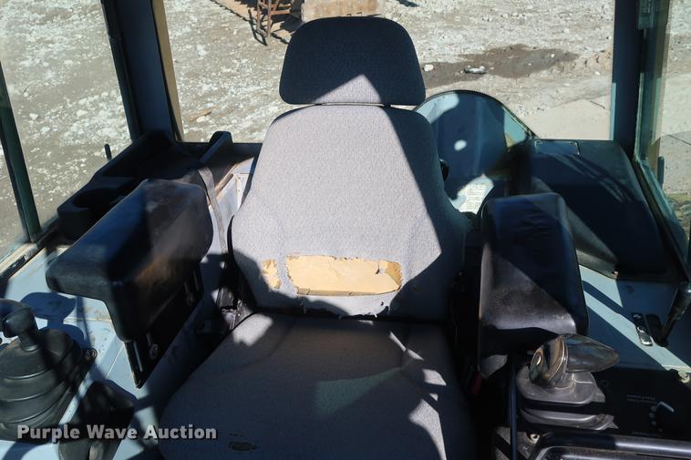 image for item DF3518 2004 John Deere 650H dozer