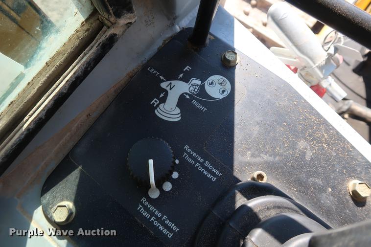 image for item DF3518 2004 John Deere 650H dozer