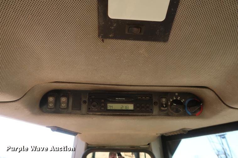 image for item DF3518 2004 John Deere 650H dozer