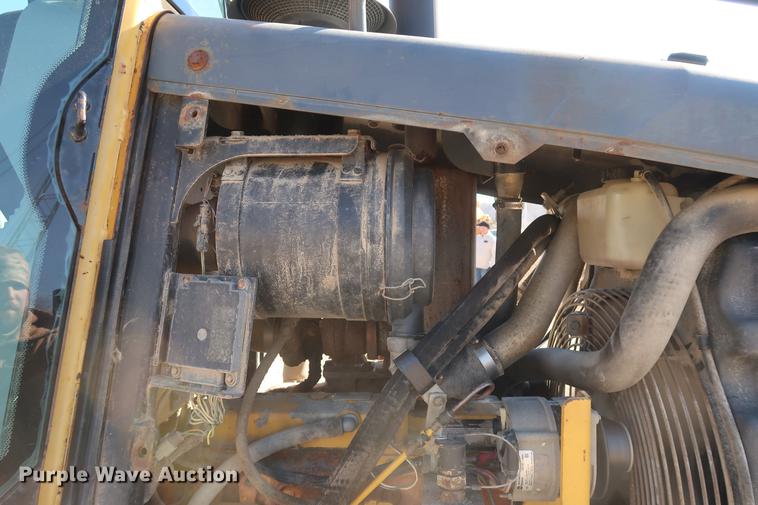 image for item DF3518 2004 John Deere 650H dozer