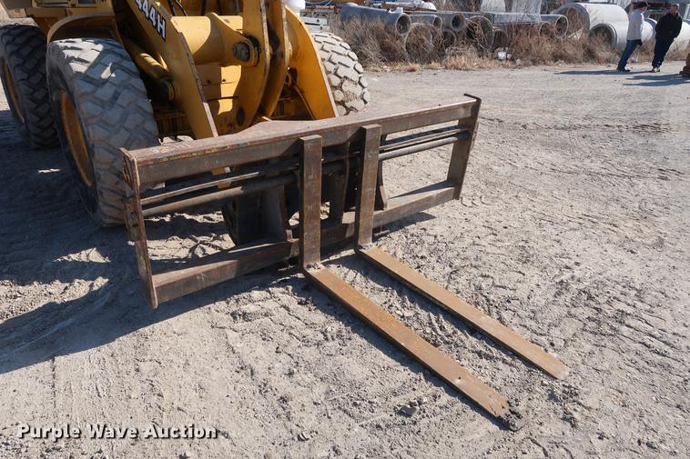 image for item DF3519 2000 John Deere 444H wheel loader