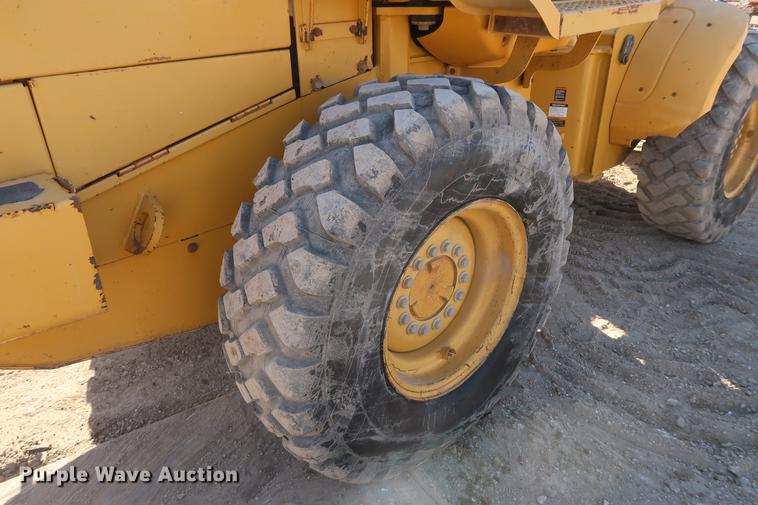 image for item DF3519 2000 John Deere 444H wheel loader