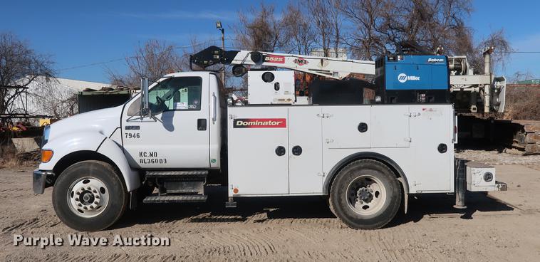 image for item DF3520 2007 Ford F750 Super Duty XLT service truck with crane