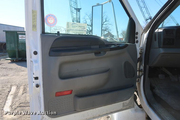 image for item DF3520 2007 Ford F750 Super Duty XLT service truck with crane