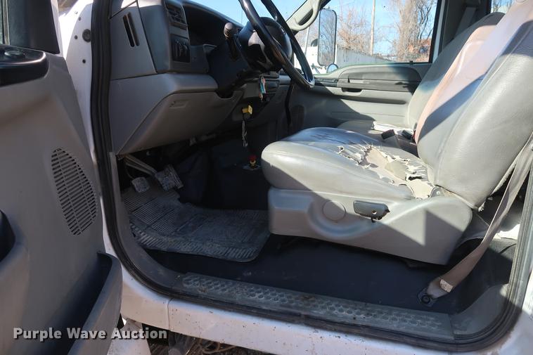 image for item DF3520 2007 Ford F750 Super Duty XLT service truck with crane