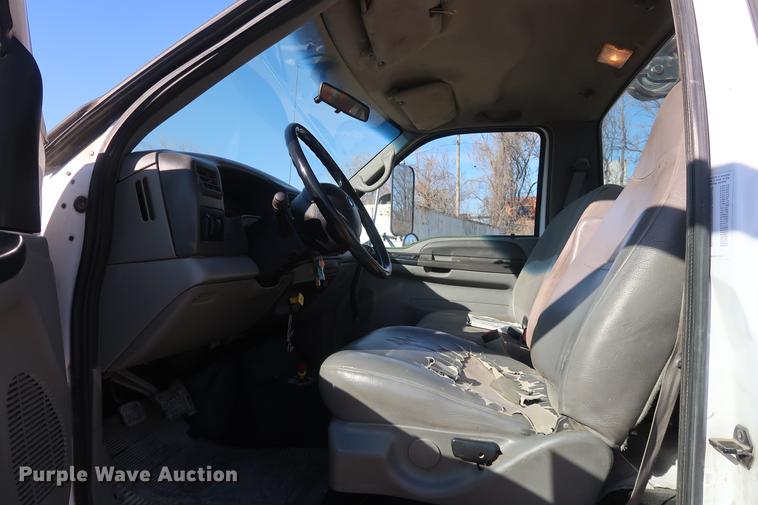 image for item DF3520 2007 Ford F750 Super Duty XLT service truck with crane