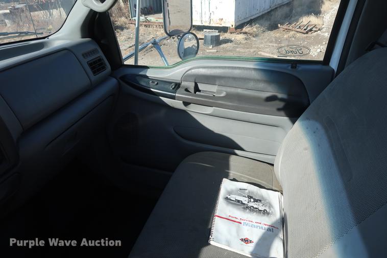 image for item DF3520 2007 Ford F750 Super Duty XLT service truck with crane