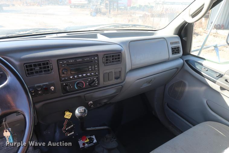 image for item DF3520 2007 Ford F750 Super Duty XLT service truck with crane