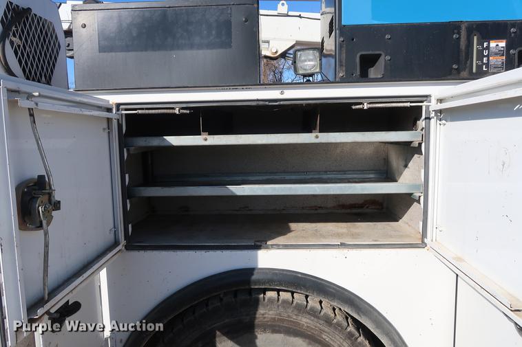 image for item DF3520 2007 Ford F750 Super Duty XLT service truck with crane