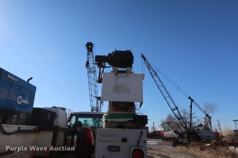 image for item DF3520 2007 Ford F750 Super Duty XLT service truck with crane