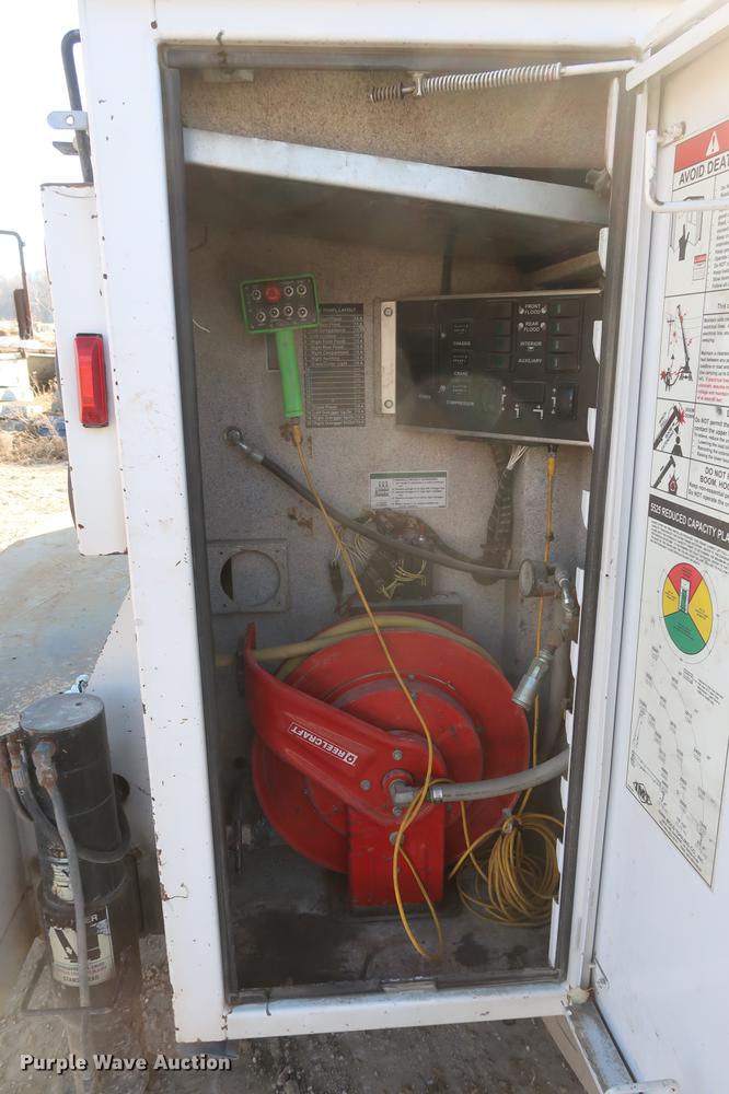 image for item DF3520 2007 Ford F750 Super Duty XLT service truck with crane