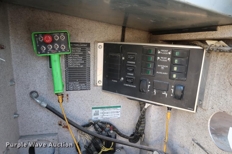 image for item DF3520 2007 Ford F750 Super Duty XLT service truck with crane