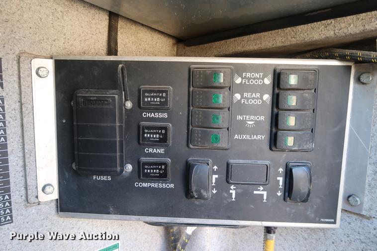 image for item DF3520 2007 Ford F750 Super Duty XLT service truck with crane