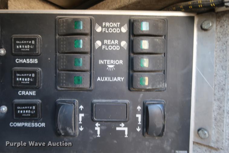 image for item DF3520 2007 Ford F750 Super Duty XLT service truck with crane