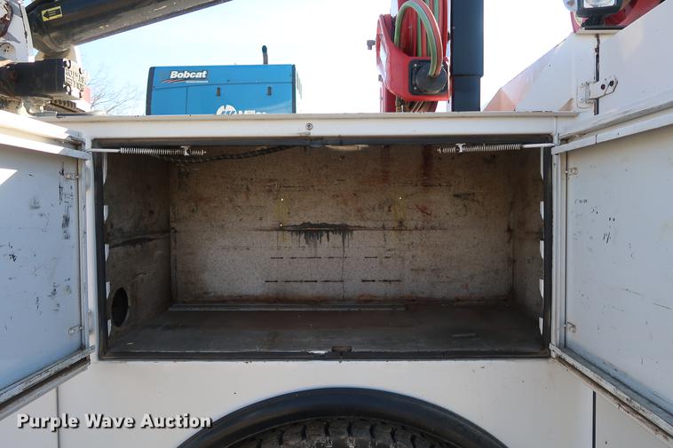 image for item DF3520 2007 Ford F750 Super Duty XLT service truck with crane