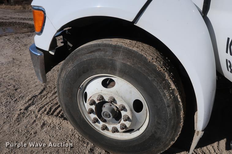 image for item DF3520 2007 Ford F750 Super Duty XLT service truck with crane