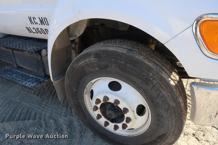 image for item DF3520 2007 Ford F750 Super Duty XLT service truck with crane