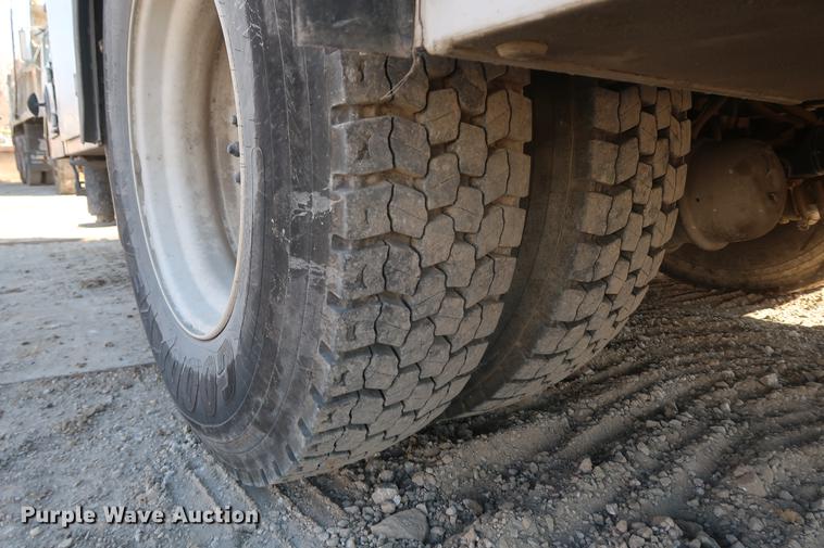 image for item DF3520 2007 Ford F750 Super Duty XLT service truck with crane