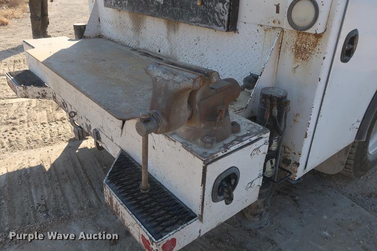 image for item DF3520 2007 Ford F750 Super Duty XLT service truck with crane