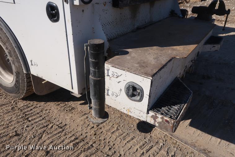image for item DF3520 2007 Ford F750 Super Duty XLT service truck with crane