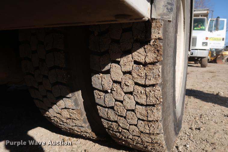 image for item DF3520 2007 Ford F750 Super Duty XLT service truck with crane