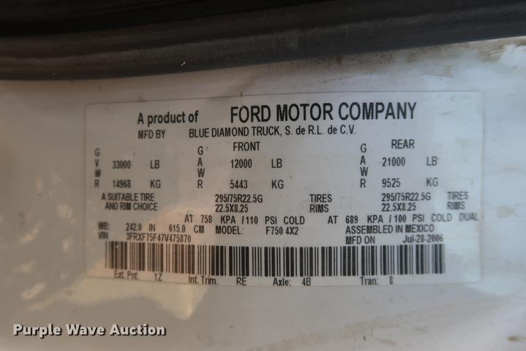 image for item DF3520 2007 Ford F750 Super Duty XLT service truck with crane