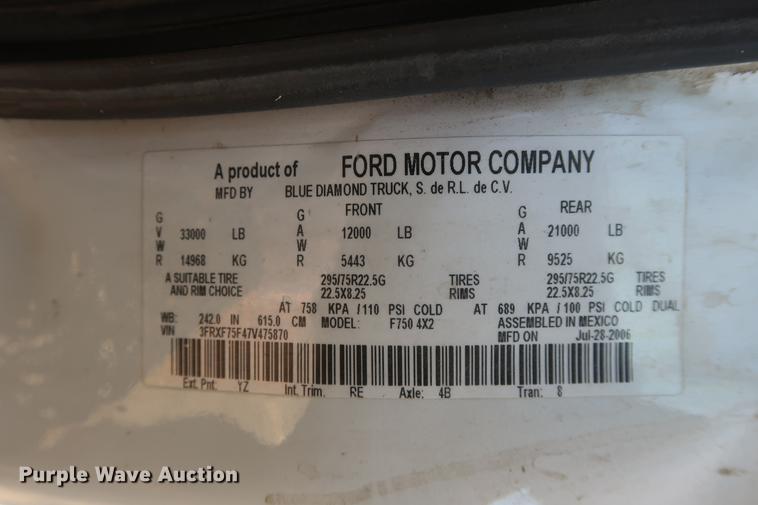 image for item DF3520 2007 Ford F750 Super Duty XLT service truck with crane