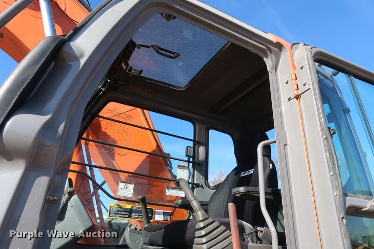 image for item DF3523 2006 Hitachi ZX200 LC excavator