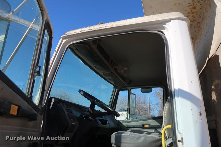 image for item DF3525 2001 Freightliner FL80 dump truck