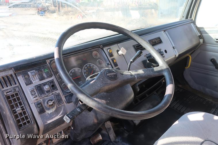 image for item DF3525 2001 Freightliner FL80 dump truck