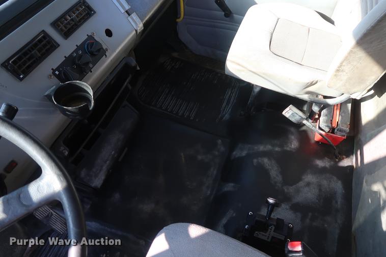 image for item DF3525 2001 Freightliner FL80 dump truck