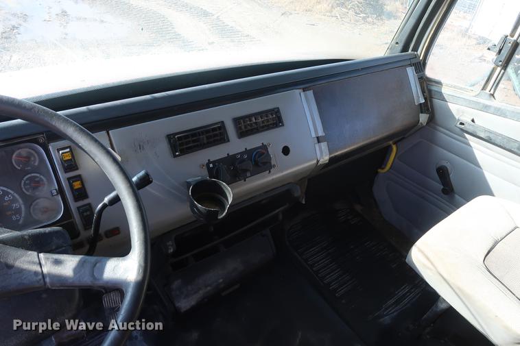 image for item DF3525 2001 Freightliner FL80 dump truck