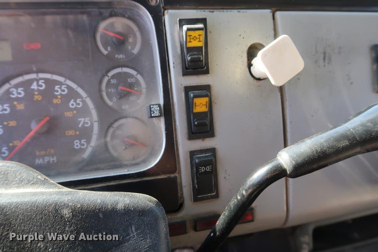 image for item DF3525 2001 Freightliner FL80 dump truck