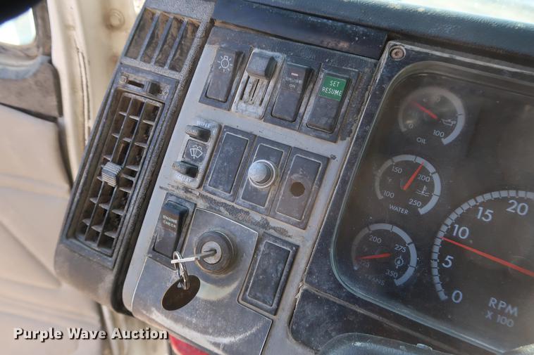 image for item DF3525 2001 Freightliner FL80 dump truck