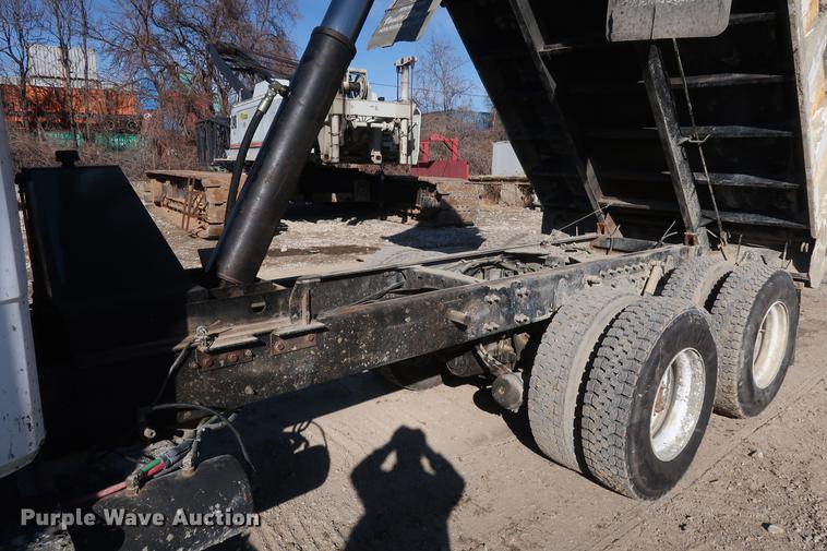 image for item DF3525 2001 Freightliner FL80 dump truck