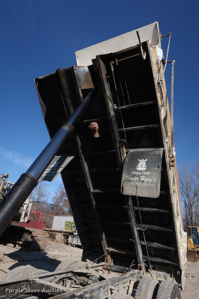 image for item DF3525 2001 Freightliner FL80 dump truck