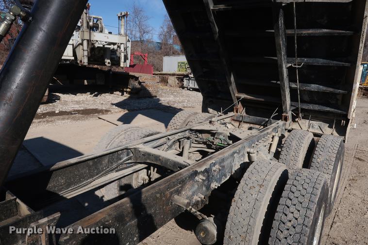 image for item DF3525 2001 Freightliner FL80 dump truck