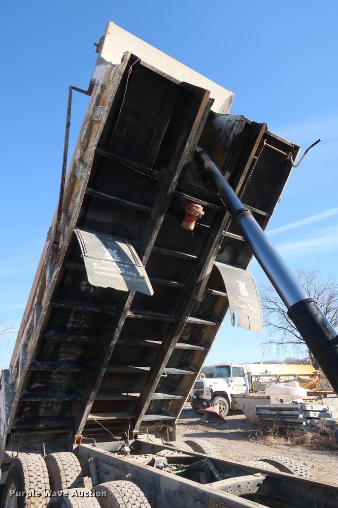 image for item DF3525 2001 Freightliner FL80 dump truck