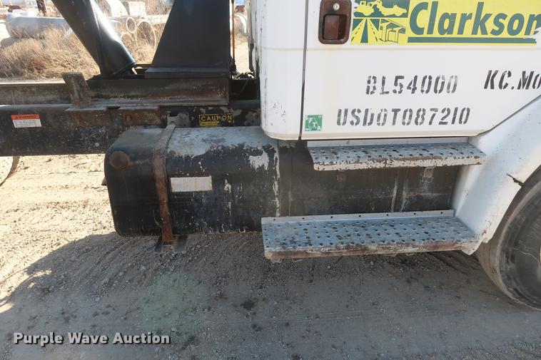 image for item DF3525 2001 Freightliner FL80 dump truck