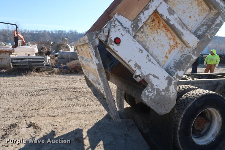 image for item DF3525 2001 Freightliner FL80 dump truck