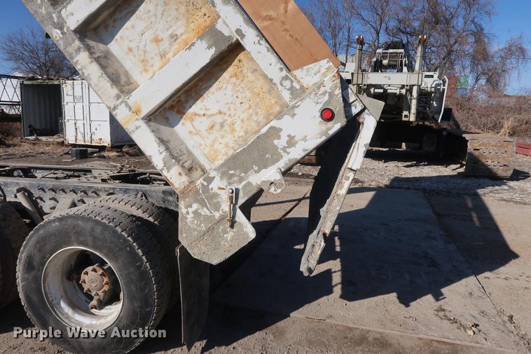 image for item DF3525 2001 Freightliner FL80 dump truck