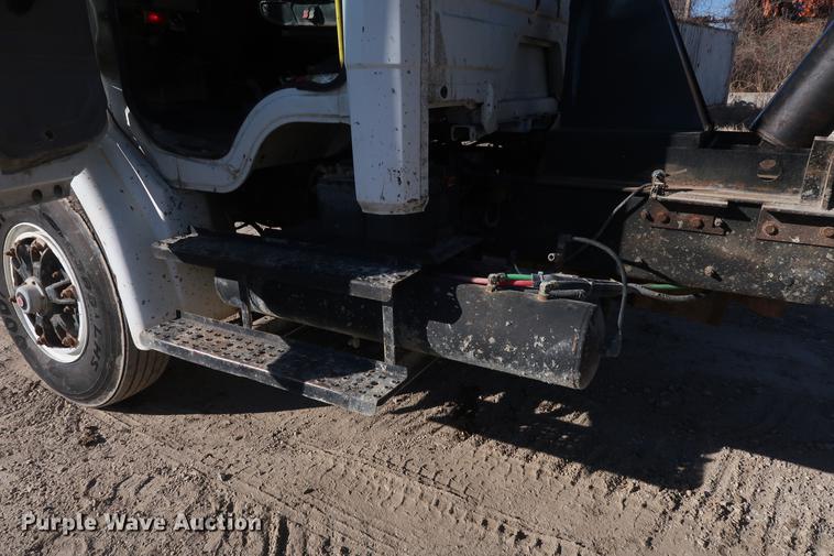 image for item DF3525 2001 Freightliner FL80 dump truck