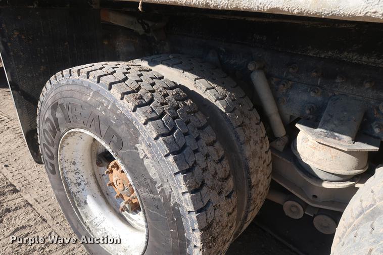 image for item DF3525 2001 Freightliner FL80 dump truck