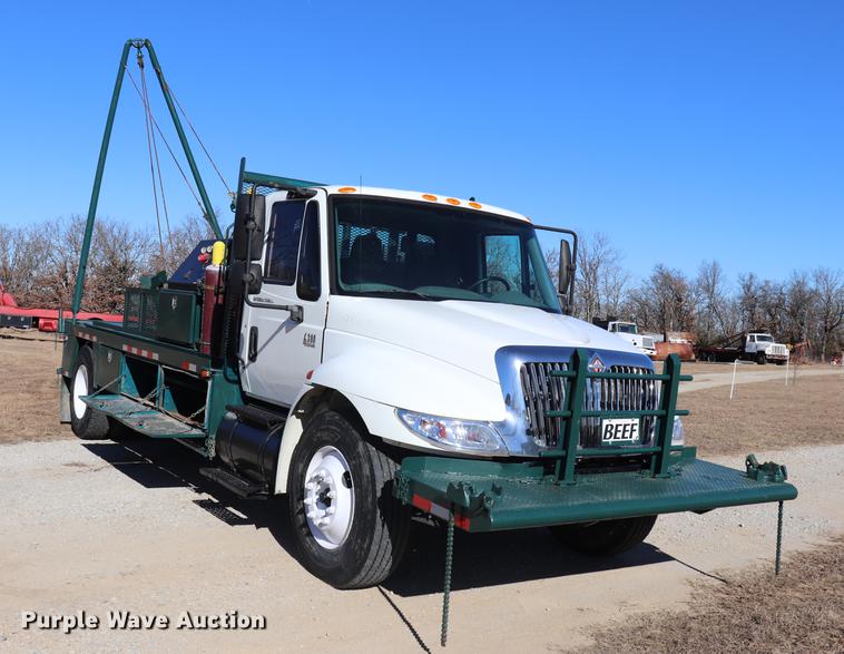 image for item EC9404 2004 International 4300 flatbed truck